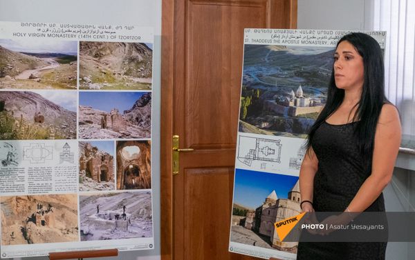Օվսաննա Մարգարյանը Իրանի Ս. Թադեոս տաճարի զարդանախշերով արծաթե գոտիների շնորհանդեսի ժամանակ - Sputnik Արմենիա