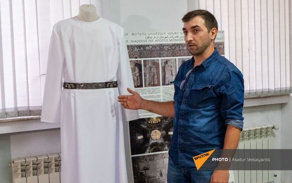 Լևոն Կուչադյանը Իրանի Ս. Թադեոս տաճարի զարդանախշերով արծաթե գոտիների շնորհանդեսի ժամանակ - Sputnik Արմենիա