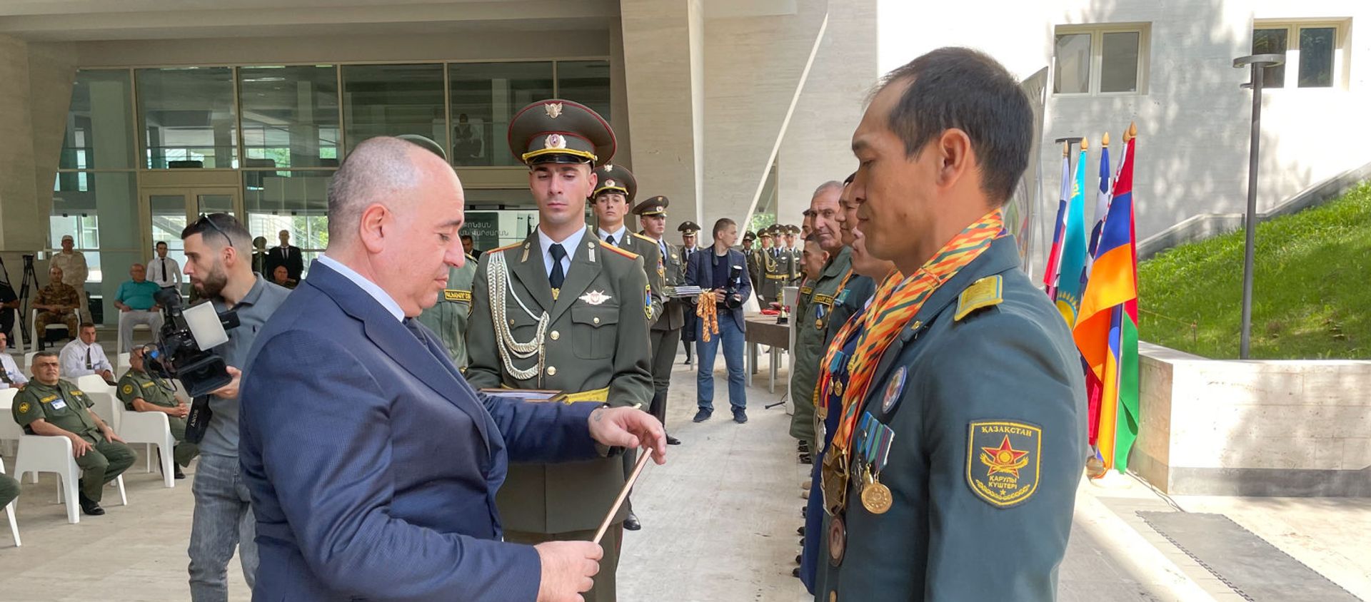 Министр обороны Аршак Карапетян во время награждения победителей конкурса Воин Мира (1 сентября 2021). Дилижан - Sputnik Արմենիա, 1920, 01.09.2021