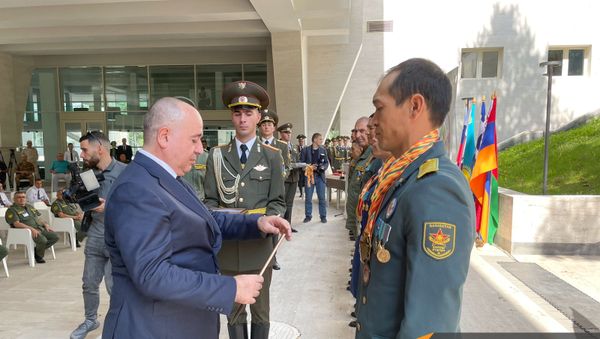 Министр обороны Аршак Карапетян во время награждения победителей конкурса Воин Мира (1 сентября 2021). Дилижан - Sputnik Արմենիա