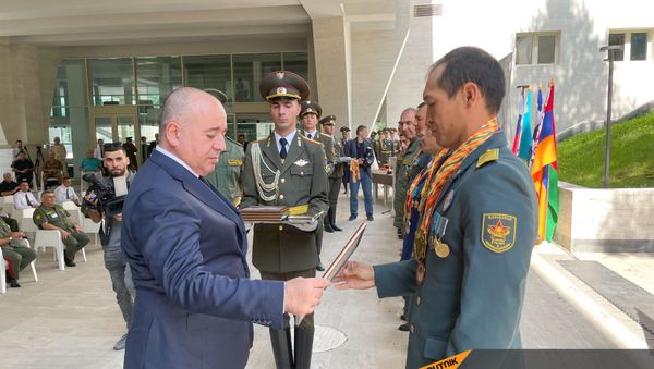 Министр обороны Аршак Карапетян во время награждения победителей конкурса Воин Мира (1 сентября 2021). Дилижан - Sputnik Армения