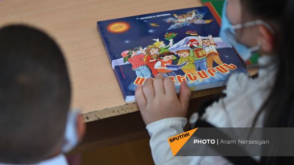Букварь на парте в школе Сотка - Sputnik Армения