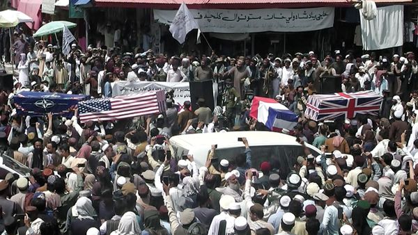 Толпа несет самодельные гробы, задрапированные флагами НАТО, США, Великобритании и Франции во время похорон (31 августа 2021). Афганистан - Sputnik Армения