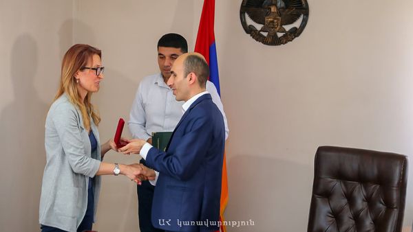 Государственный министр Карабаха Артак Бегларян представил аппарату министерства труда, социальных вопросов и миграции новоназначенного министра Армине Петросян (1 сентября 2021). Степанакерт - Sputnik Արմենիա