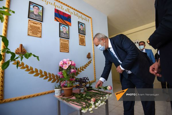 ՀՀ ԿԳՄՍ նախարար Վահրամ Դումանյանը Սոթքի դպրոցում ծաղիկներ է խոնարհում 44-օրյա պատերազմում զոհված տղաների հիշատակին նվիրված դպրոցական հուշատախտակի մոտ - Sputnik Արմենիա