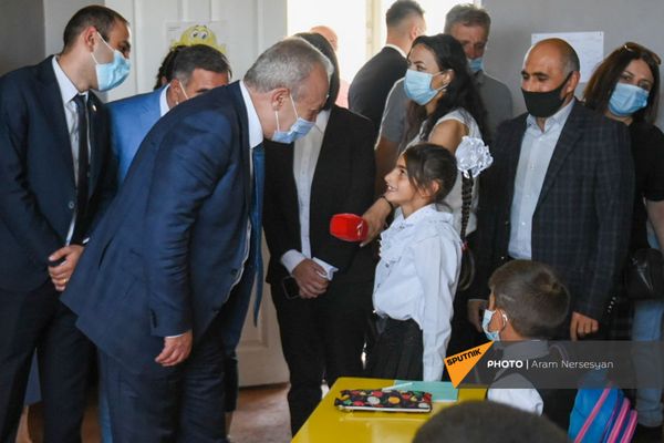 ՀՀ ԿԳՄՍ նախարար Վահրամ Դումանյանը` Կութի դպրոցում - Sputnik Արմենիա