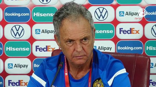 Предматчевая пресс-конференция главного тренера и капитана сборной Армении по футболу Хоакина Капарроса и Генриха Мхитаряна (1 сентября 2021). Скопье - Sputnik Армения