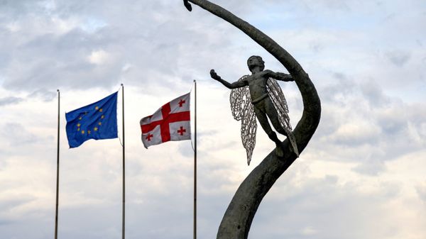 Стела возле Парламента Грузии в Кутаиси. - Sputnik Армения