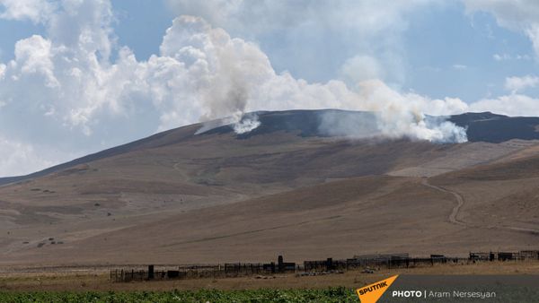 Вид на горящую траву в приграничном армянском селе Кут - Sputnik Армения