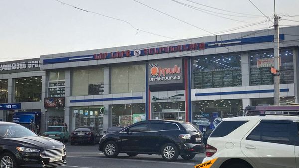 Вид с улицы на супермаркет Циран - Sputnik Армения