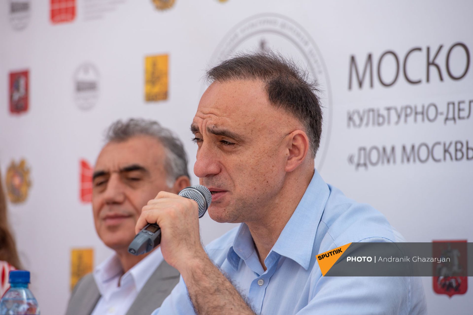 Директор МКДЦ Дом Москвы в Ереване Ваграм Карапетян во время пресс-конференции в рамках Дней Москвы в Ереване (3 сентября 2021). Еревaн Директор МКДЦ Дом Москвы в Ереване Ваграм Карапетян во время пресс-конференции в рамках Дней Москвы в Ереване (3 сентября 2021). Еревaн - Sputnik Армения, 1920, 14.09.2021
