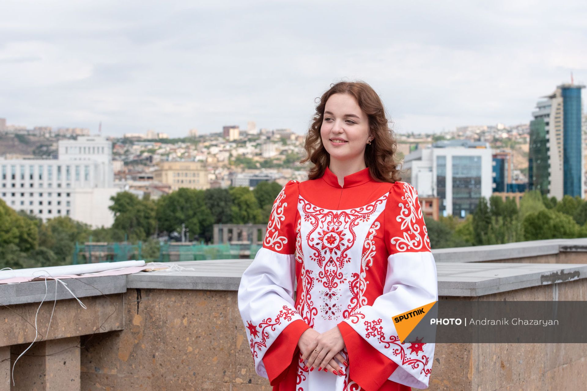 Победительница конкурса Синяя птица Юлия Малинова по окончании пресс-конференции в рамках Дней Москвы в Ереване (3 сентября 2021). Еревaн - Sputnik Արմենիա, 1920, 14.09.2021