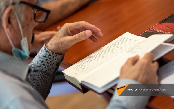 Михаил Амирханян на презентации книги Армения в зеркале русской поэзии в рамках Дней Москвы в Ереване (3 сентября 2021). Еревaн Михаил Амирханян на презентации книги Армения в зеркале русской поэзии в рамках Дней Москвы в Ереване (3 сентября 2021). Еревaн - Sputnik Армения