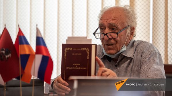 Михаил Амирханян на презентации книги Армения в зеркале русской поэзии в рамках Дней Москвы в Ереване (3 сентября 2021). Еревaн - Sputnik Армения
