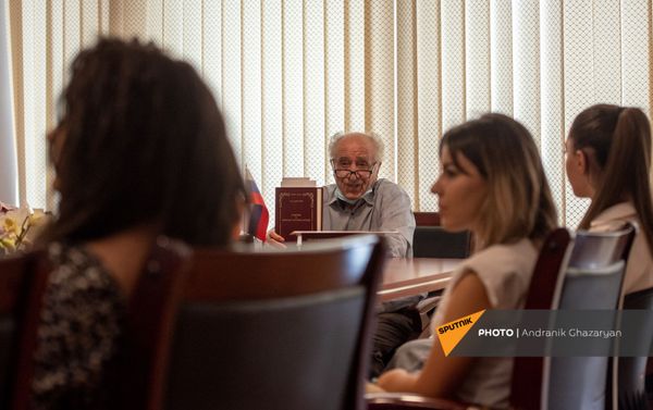 Михаил Амирханян на презентации книги Армения в зеркале русской поэзии в рамках Дней Москвы в Ереване (3 сентября 2021). Еревaн Михаил Амирханян на презентации книги Армения в зеркале русской поэзии в рамках Дней Москвы в Ереване (3 сентября 2021). Еревaн - Sputnik Армения