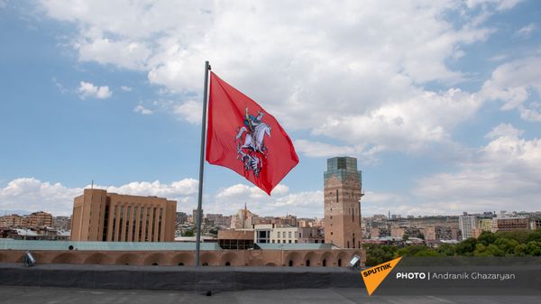 Флаг Москвы на крыше МКДЦ Дом Москвы в Ереване - Sputnik Армения