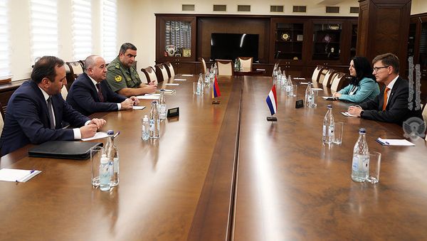 Министр обороны Аршак Карапетян принял Чрезвычайного и Полномочного Посла Королевства Нидерландов в Армении Нико Схермерса (3 сентября 2021). Еревaн - Sputnik Армения