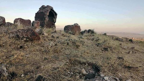 Территория памятника Зоравару (Сурб Теодорос) в общине Зораван Котайкской области - Sputnik Армения