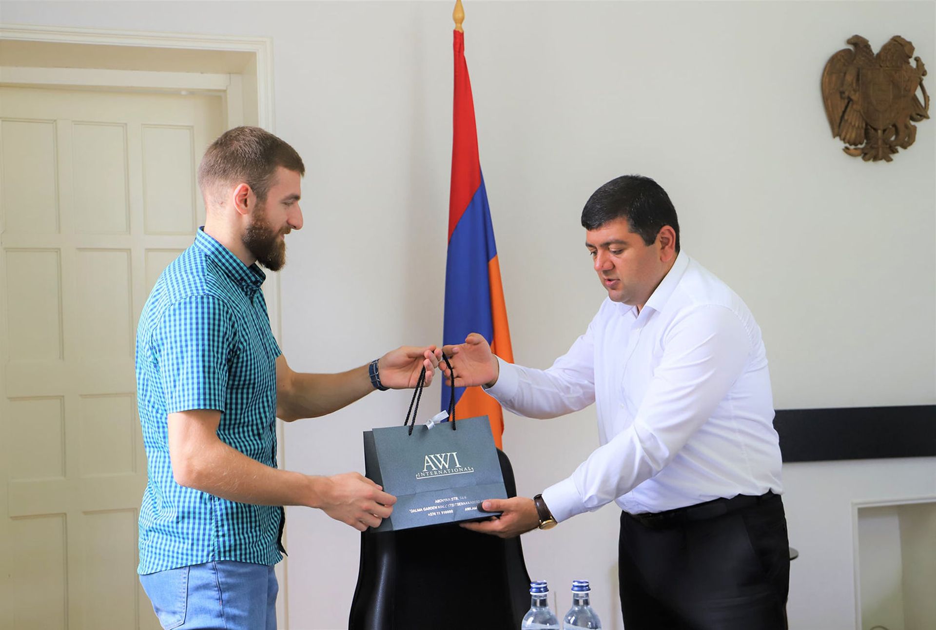 Глава капанской общины Геворг Парсян дарит подарок легкоатлету сборной Армении Левону Агасяну (4 сентября 2021). Капан - Sputnik Արմենիա, 1920, 14.09.2021