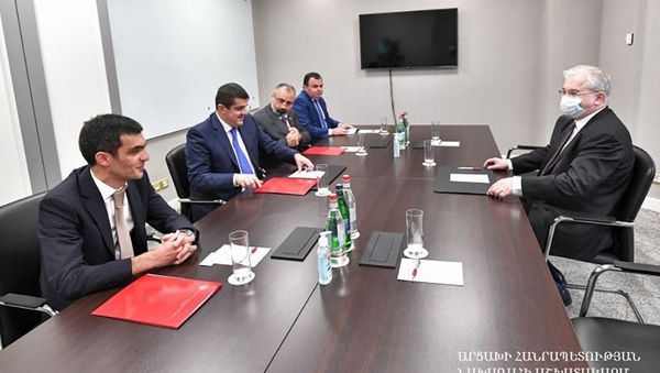 Президент Араик Арутюнян встретился с российским сопредседателем Минской группы ОБСЕ Игорем Ховаевым (6 сентября 2021). Степанакерт - Sputnik Армения