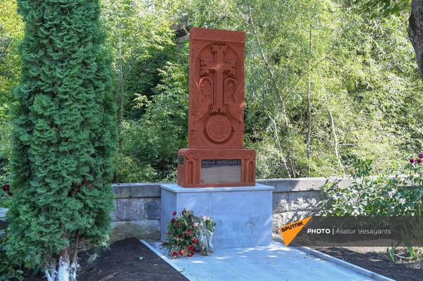Хачкар, установленный Арманом Сирадегяном в память о 23-х погибших друзьях Хачкар, установленный Арманом Сирадегяном в память о 23-х погибших друзьях - Sputnik Армения