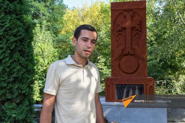 Арман Сирадегян рядом с установленным им хачкаром в память о 23-х погибших друзьях Арман Сирадегян рядом с установленным им хачкаром в память о 23-х погибших друзьях - Sputnik Армения