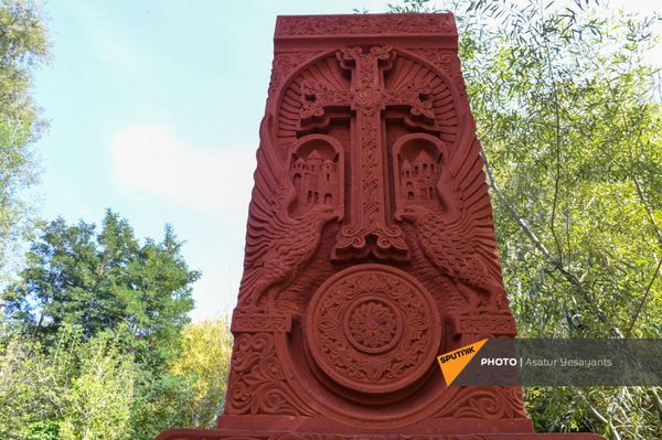 Хачкар, установленный Арманом Сирадегяном в память о 23-х погибших друзьях Хачкар, установленный Арманом Сирадегяном в память о 23-х погибших друзьях - Sputnik Армения