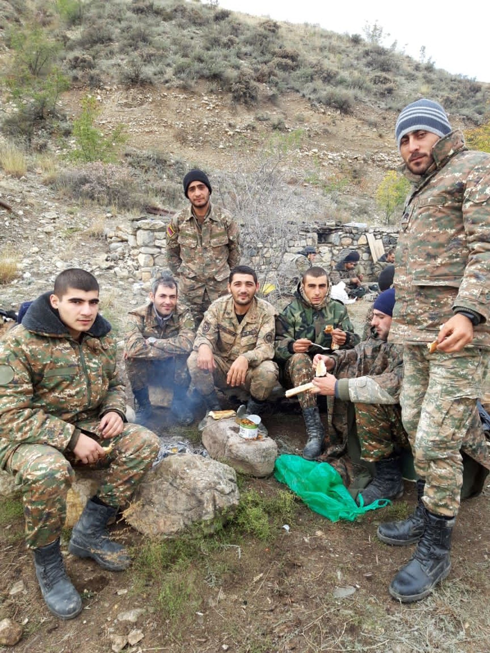 Арман Сирадегян со своими боевыми друзьями во время войны Арман Сирадегян со своими боевыми друзьями во время войны - Sputnik Армения, 1920, 14.09.2021