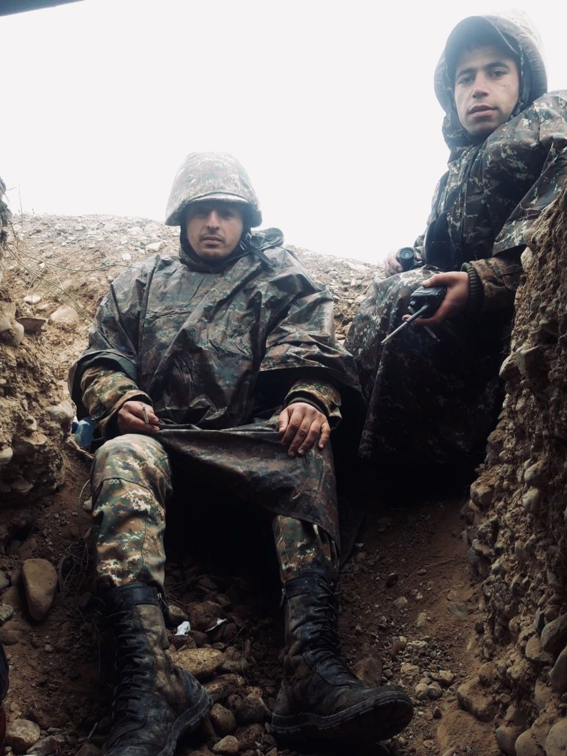 Арман Сирадегян со своими боевыми друзьями во время войны Арман Сирадегян со своими боевыми друзьями во время войны - Sputnik Армения, 1920, 14.09.2021