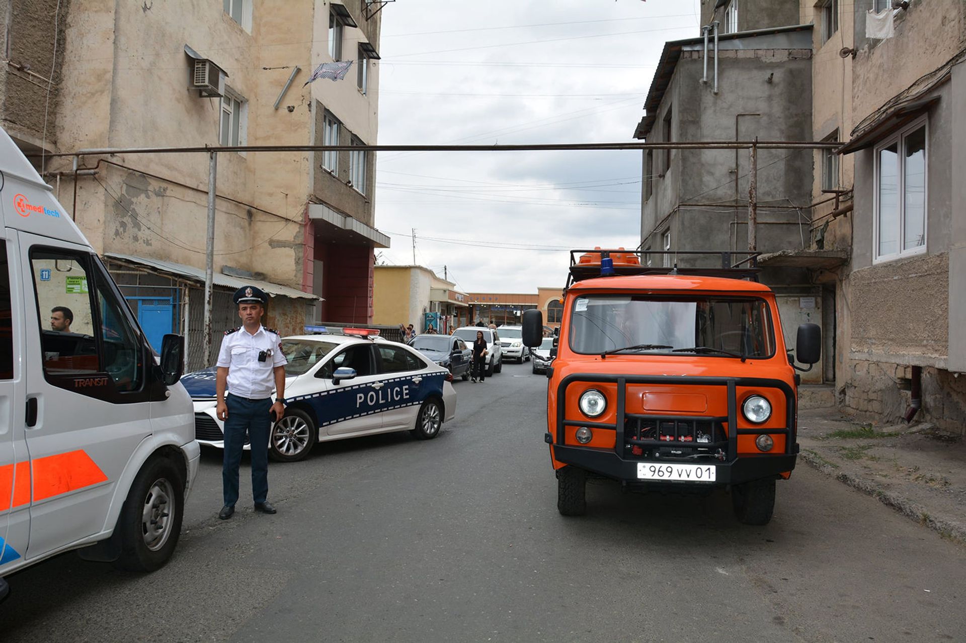 Сотрудники полиции Карабаха на месте пожара в Степанакерте - Sputnik Արմենիա, 1920, 14.09.2021