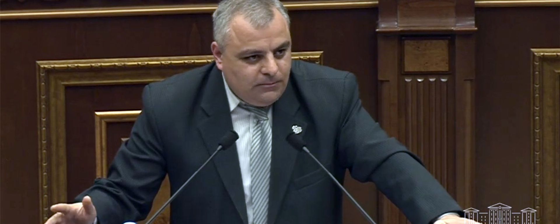 И.о. начальника управления транспорта мэрии Еревана Эдгар Галстян на Парламентских слушаниях (27 февраля 2020). Еревaн - Sputnik Արմենիա, 1920, 07.09.2021