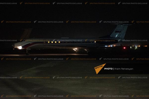 Вернувшиеся на родину военнопленные Артур Айкович Налбандян и Арамаис Грантович Торозян в аэропорту Эребуни  - Sputnik Армения