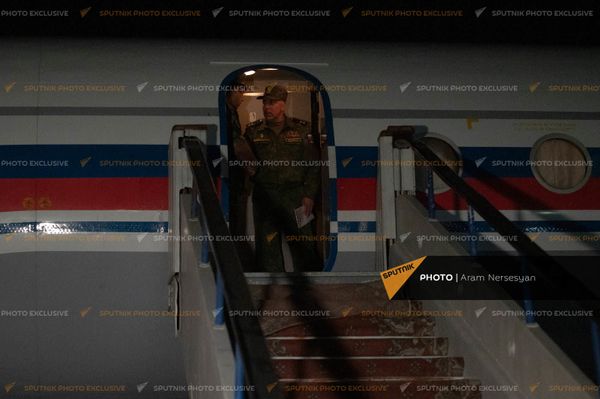 Вернувшиеся на родину военнопленные Артур Айкович Налбандян и Арамаис Грантович Торозян в аэропорту Эребуни  - Sputnik Армения