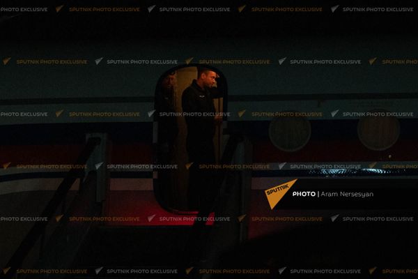 Вернувшиеся на родину военнопленные Артур Айкович Налбандян и Арамаис Грантович Торозян в аэропорту Эребуни  - Sputnik Армения