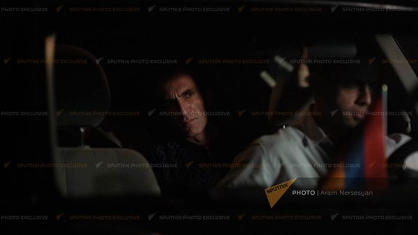 Вернувшиеся на родину военнопленные Артур Айкович Налбандян и Арамаис Грантович Торозян в аэропорту Эребуни - Sputnik Армения