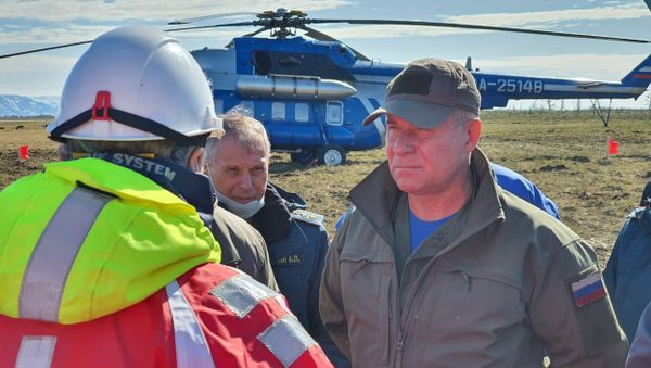 Министр МЧС России Евгений Зиничев перед облетом территории ЧС в Норильске (4 июня 2020). Красноярский край - Sputnik Армения