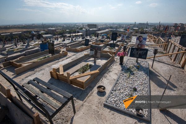 Работы по благоустройству в военном пантеоне Ераблур Работы по благоустройству в военном пантеоне Ераблур - Sputnik Армения