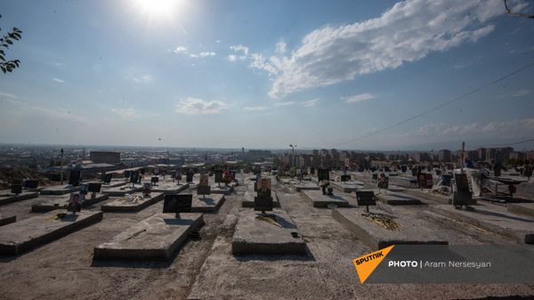 Работы по благоустройству в военном пантеоне Ераблур - Sputnik Армения