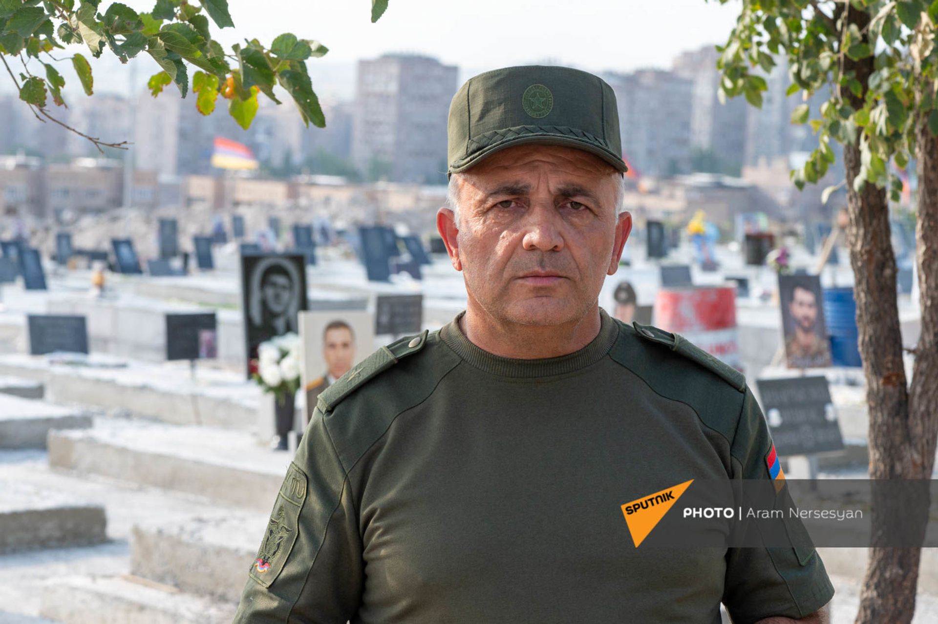 Советник министра обороны, генерал-майор Вардан Аветисян в военном пантеоне Ераблур Советник министра обороны, генерал-майор Вардан Аветисян в военном пантеоне Ераблур - Sputnik Армения, 1920, 14.09.2021