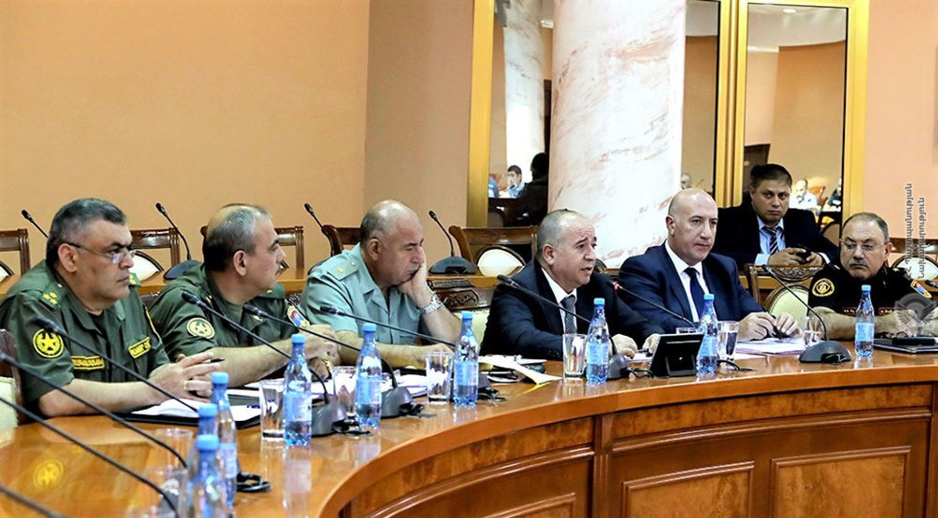 Министр обороны Аршак Карапетян встретился с родственниками пропавших без вести военнослужащих и добровольцев (9 сентября 2021). Еревaн - Sputnik Արմենիա, 1920, 14.09.2021