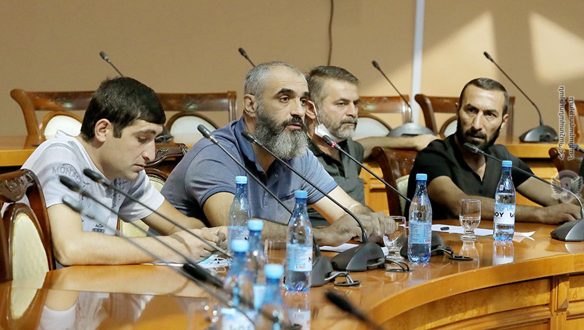 Министр обороны Аршак Карапетян встретился с родственниками пропавших без вести военнослужащих и добровольцев (9 сентября 2021). Еревaн - Sputnik Արմենիա, 1920, 09.09.2021