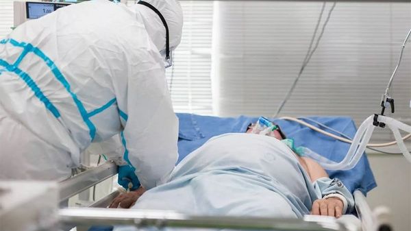 Врач с пациентом в отделениии коронавирусных больных в одной из больниц Молдавии - Sputnik Армения