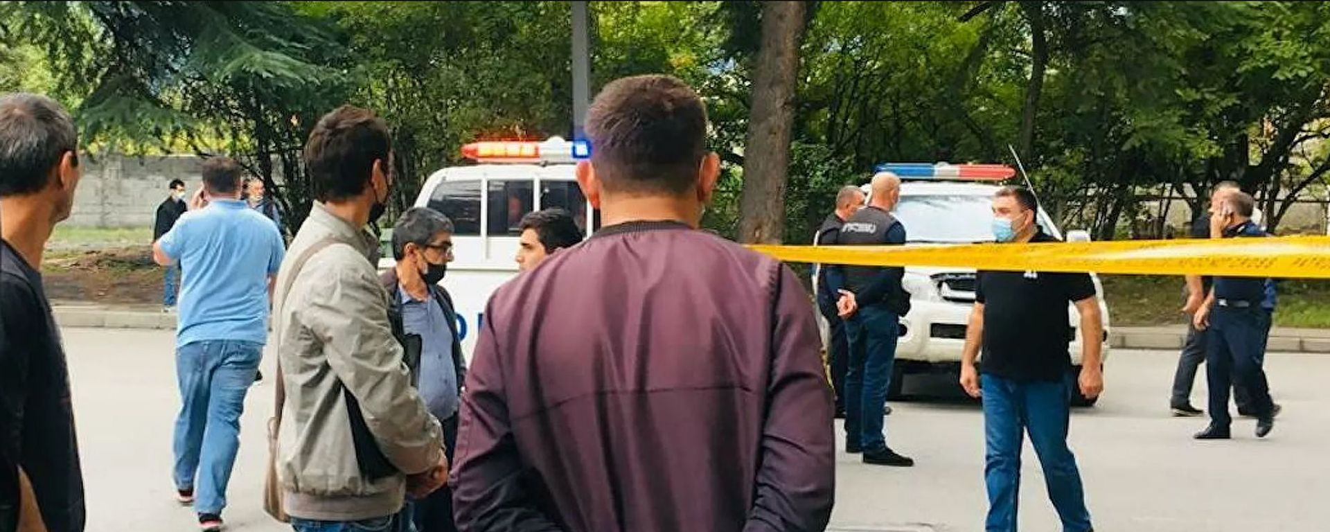 Полиция и репортеры на месте нападения на банк в Кварели (9 сентября 2021). Грузия - Sputnik Армения, 1920, 09.09.2021