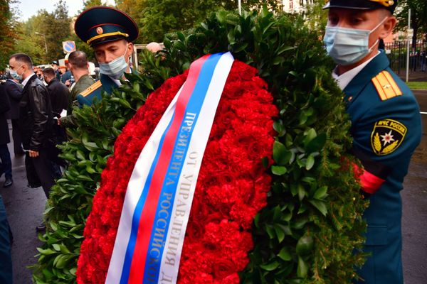 Траурный венок на церемонии прощания с трагически погибшим во время учений в Норильске министром по ЧС России Евгением Зиничевым - Sputnik Армения