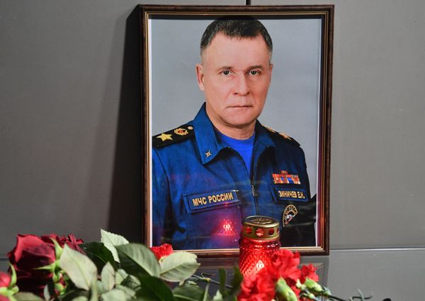 Цветы у фотографии Зиничева в здании главного управления МЧС России в Москве - Sputnik Армения