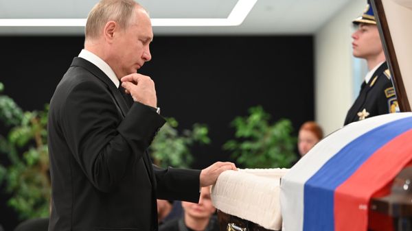 Президент России Владимир Путин на церемонии прощания с министром по ЧС России Евгением Зиничевым - Sputnik Армения