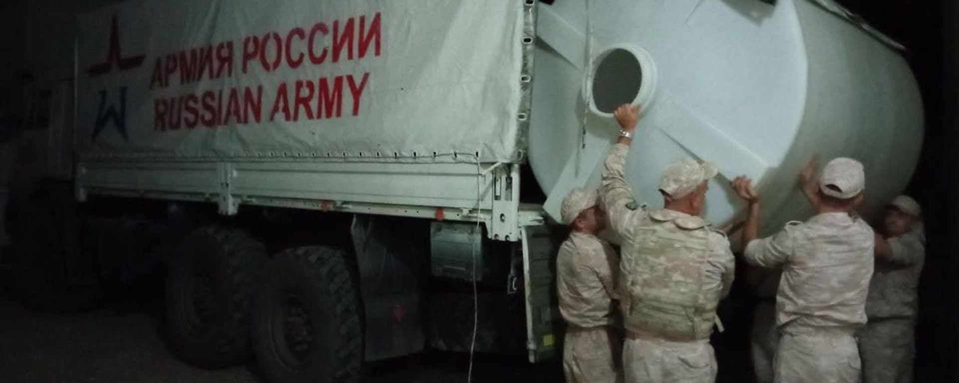 Миротворцы РФ доставляют жителям Карабаха баки с водой - Sputnik Արմենիա, 1920, 11.09.2021