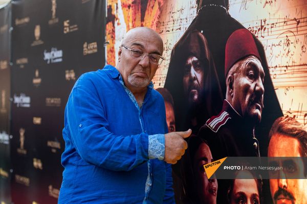 Актер Арташес Алексанян позирует у баннера на закрытом показе фильма Армана Ншаняна Песни Соломона  в к/т Москва - Sputnik Армения