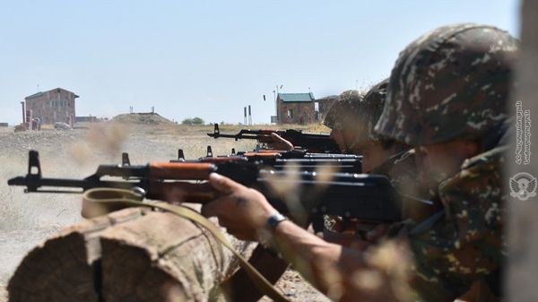 Армянские военнослужащие на занятиях по боевой подготовке - Sputnik Армения