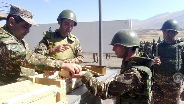 Армянские военнослужащие на занятиях по боевой подготовке - Sputnik Армения